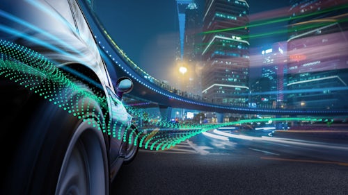 夜の街を走る自動車とその自動車の上にある旅客鉄道システムを表示する相互接続されたインフラの例の画像。